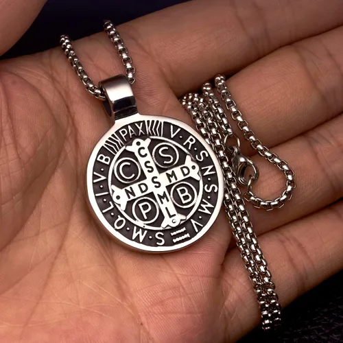 Vista 7 de Collar con colgante de exorcismo de San Benito para hombre, acero inoxidable, cruz católica romana, protección de demonios, cazador de fantasmas