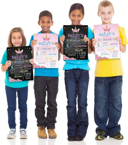 Vista 7 de Pizarra para tiza con diseño de unicornio con texto en inglés “First Day of School”. Pizarra para compartir fotos del primer y último día de clases.