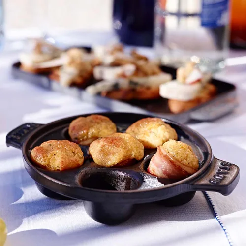 Vista 2 de Staub Plato Escargot de hierro fundido de 5.75 pulgadas con 6 agujeros, negro mate, fabricado en Francia