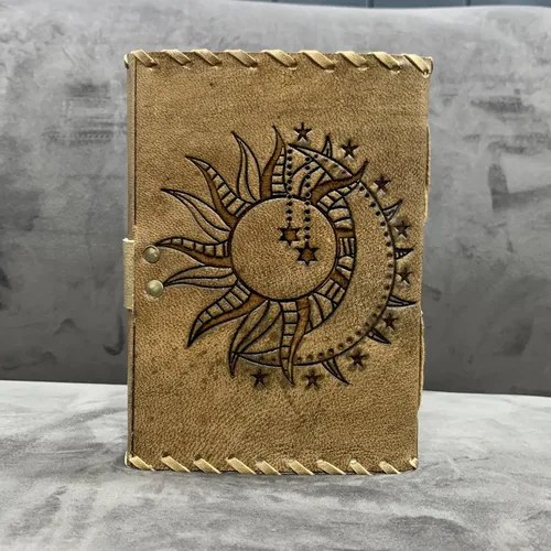 Vista 2 de Diario en relieve de Sun & Moon, diario de 240 páginas, diario vintage, diario de sol luna, cuaderno de bocetos de cuero, cuaderno de cuero, diario