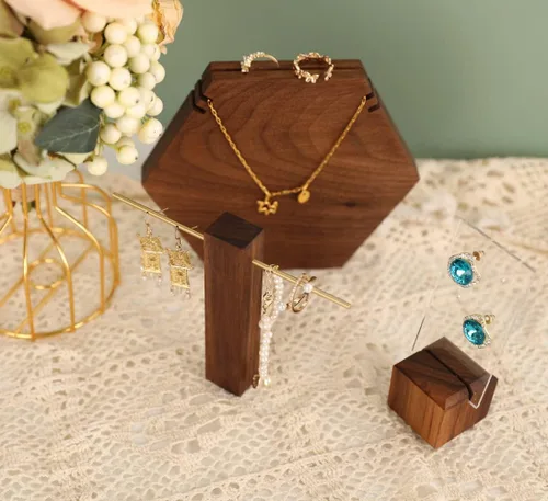 Vista 8 de GemeShou Exhibidor de aretes de madera para vender joyas, aretes de aro en T, soporte de aretes de tuerca Soporte de nogal con barra de latón