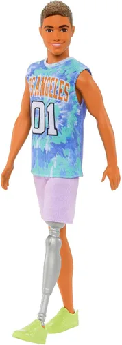 Vista 7 de Barbie Fashionistas Muñeco Ken #212 con pierna protésica usando jersey removible de Los Ángeles, pantalones cortos morados y zapatillas deportivas