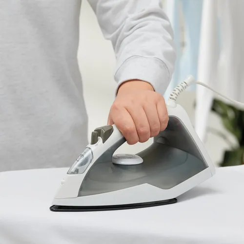 Vista 6 de Amazon Basics – Plancha de vapor de 1200 W, 10”, con suela de teflón antiadherente, tanque de agua de 5 fl oz (150 ml), apagado automático