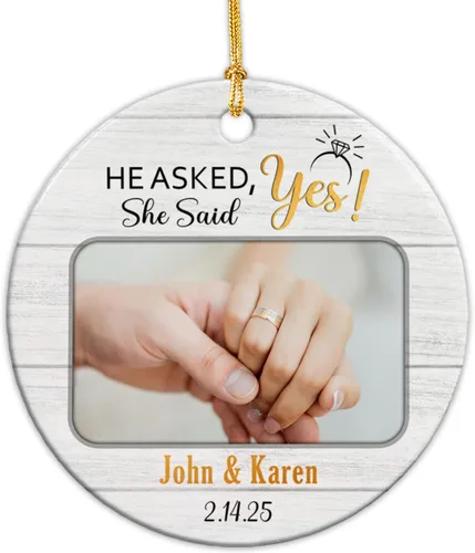 Vista 17 de Adorno de cerámica personalizable con texto en inglés «Our First Christmas Married», adorno de Navidad personalizado para el señor y la señora