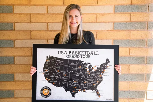 Vista 6 de GEOJANGO Mapa de arena de baloncesto, regalo deportivo para fanáticos del baloncesto – Sigue tus viajes deportivos – Mapa enmarcado, póster
