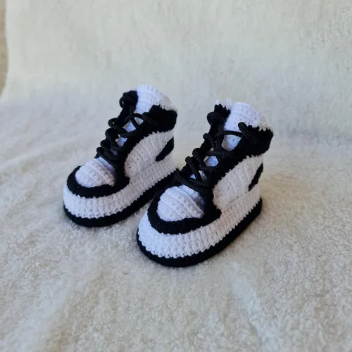 Vista 6 de Tenis de ganchillo orgánicos hechos a mano, botines Jordan suaves para recién nacidos con suela antideslizante, regalo personalizado para baby
