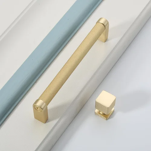 Vista 5 de 9BUILD Paquete de 10 pomos dorados cepillados de 1.1 pulgadas para gabinetes de cocina, perillas cuadradas de cocina para armarios, pomos dorados