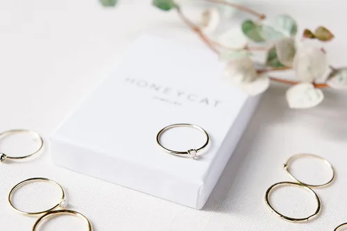 Vista 8 de Honeycat Anillo de punta de cristal de cuarzo rosa en oro, oro rosa o plata Joyería minimalista y delicada