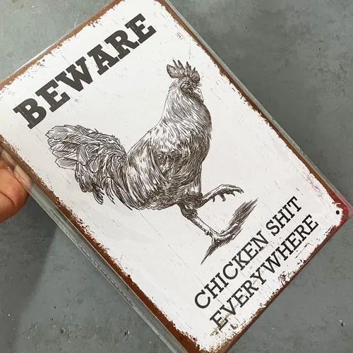 Vista 3 de Divertido letrero de hojalata con diseño de gallo con texto en inglés "Beware Chicken Shit Everywhere" - Panel de pared para interiores