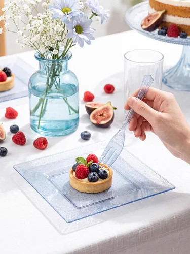 Vista 4 de DaYammi 100 platos de postre con purpurina azul, que incluyen 50 platos de aperitivo de 6 pulgadas y 50 tenedores de plástico de 5.7 pulgadas, plato