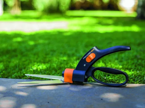 Vista 5 de Fiskars Servo-System Grass Shear GS42, Mecanismo servo-sistema antiatascos, Longitud: 135.4 in, Cuchillas de acero/Mangos de plástico