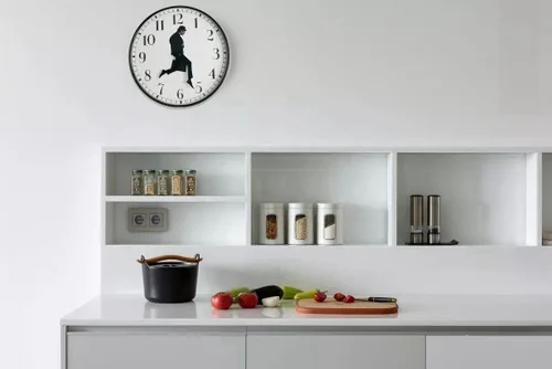 Vista 4 de TANKRIN Ministry of Silly Walks - Reloj de pared para dormitorio, cocina, sala de estar, regalo novedoso para decoración del hogar (negro)