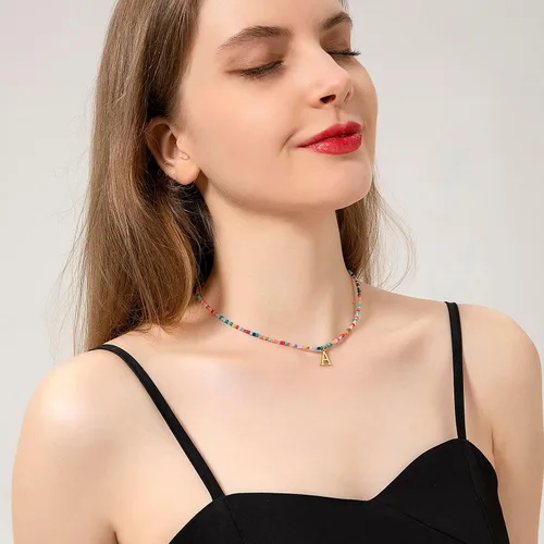 Vista 3 de JIGIGIJ Collares con iniciales de cuentas coloridas para niñas, adolescentes, regalos hechos a mano, personalizados, de acero inoxidable chapado