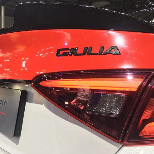 Vista 6 de Giulia - Letra metálica 3D para maletero de Alfa Romeo 2018-2021 2022, calcomanía deportiva para portón trasero, color negro brillante, accesorios