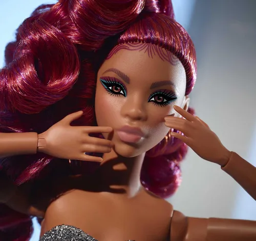 Vista 3 de Barbie Signature Looks Doll (Petite, Red Hair) Muñeca de moda totalmente posable con blusa corta y falda brillante, regalo para coleccionistas
