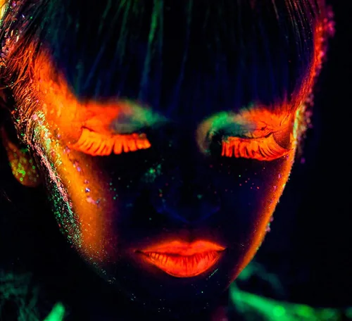 Vista 5 de Pintura flurorescente para rostro y cuerpo 0.34 onzas, Set de 6 tubos de pintura, Fluorescente de neón