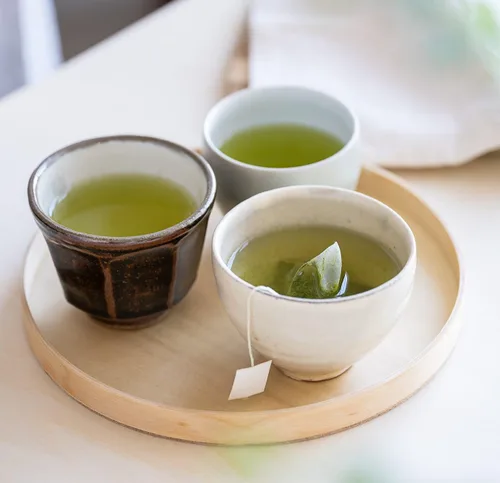 Vista 7 de Té verde Fukamushicha Sencha prémium de 2.5 gx50 bolsitas de té para taza de Kakegawa, Japón IORI by KIMIKURA Té japonés KIMIKURA