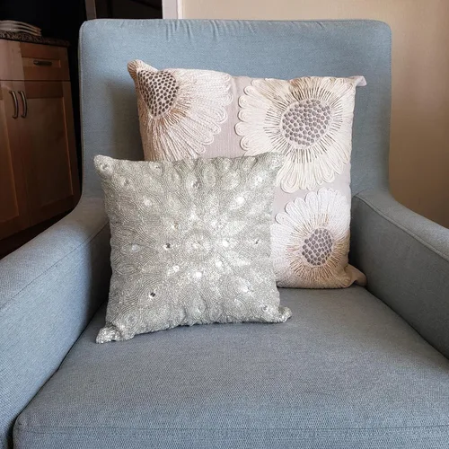 Vista 7 de Lightnpro - Funda de almohada plateada de lujo con cuentas a mano, 12 x 12 pulgadas, exquisito cojín hecho a mano para sofá, sofá y cama, elegante