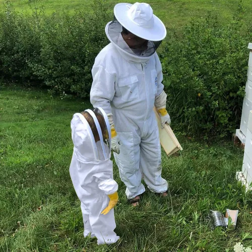 Vista 2 de Luwint Trajes de apicultura para niños, traje de apicultor de protección completa con guantes y capucha de velo autoportante (3'11''-4'2'' de altura)