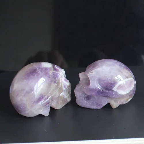 Vista 5 de Figura de calavera de cristal tallada a mano de 2 pulgadas para decoración del hogar (amatista)