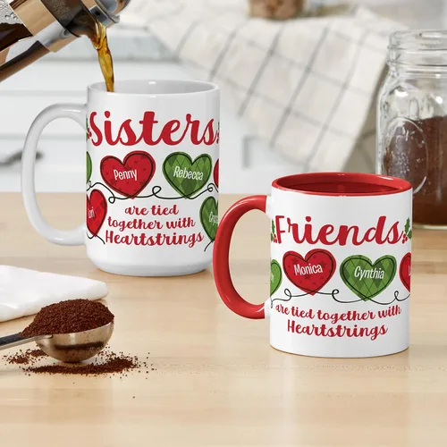 Vista 3 de Let's Make Memories Taza de Navidad personalizada, para amigos, taza de café personalizada, Heartstrings - 2-6 nombres - Mango blanco e