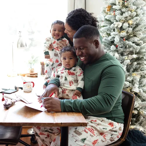 Vista 3 de Burt's Bees Baby Conjuntos de pijamas de Navidad familiares a juego, pijamas de algodón orgánico para niños, niños pequeños, mujeres y adultos