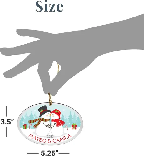 Vista 4 de Let's Make Memories Adorno Personalizado para la Primera Navidad de Parejas - Acrílico Ovalado Adorno Navideño 2025 Recuerdo - Decoración de Muñeco