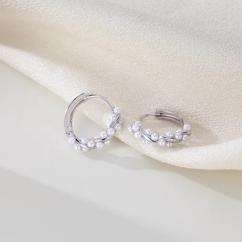 Vista 5 de SLUYNZ Aretes de aro de plata de ley 925 con perlas para mujeres, adolescentes, aretes de aro de perlas para boda y novia