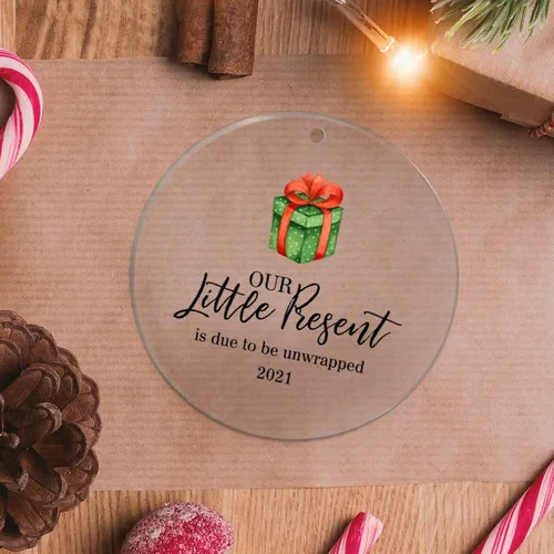Vista 22 de Adornos de copo de nieve personalizados para la familia, con texto en inglés "Have You Hugged A Massage Therapeut", adornos navideños tropicales