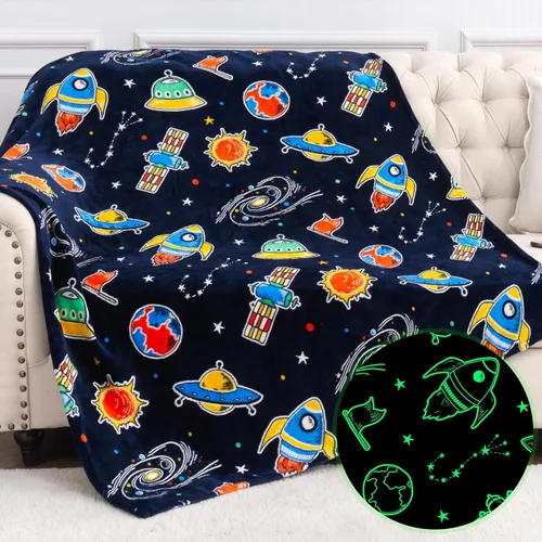 Vista 7 de Manta que brilla en la oscuridad con diseño espacial, regalos para niños - Manta de felpa suave con diseño de astronauta, cohete, planeta y estrella