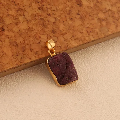 Vista 5 de Colgante de rubí, atractivo colgante de piedras preciosas crudas hecho a mano, regalo personalizado para ella, colgante de piedra natal