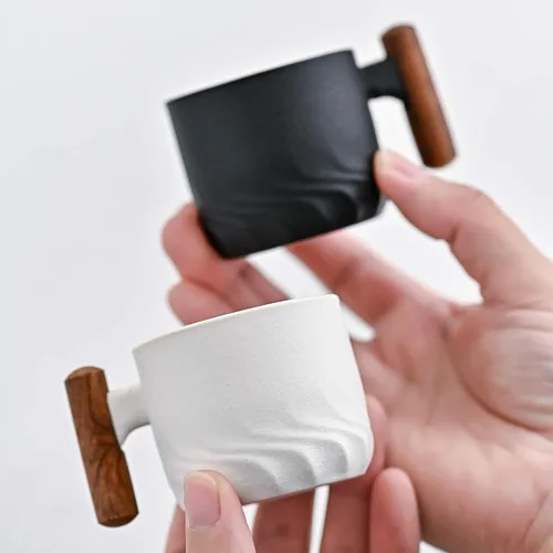 Vista 4 de Zurucily Juego de 2 tazas de espresso de 2 onzas, tazas de espresso de cerámica con asa de madera, tazas de té pequeñas Negro