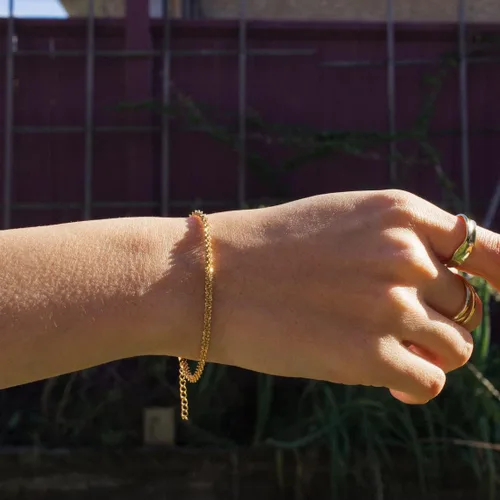 Vista 5 de Pulsera delicada de oro para mujer, chapada en oro de 14 quilates, ligera, con diseño de espiga de espiga trenzada, pulsera de malla, dije