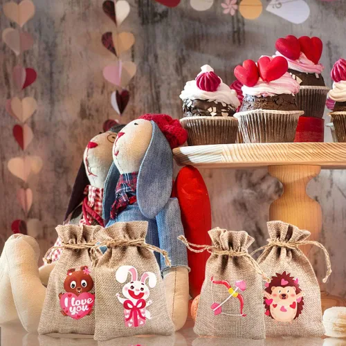 Vista 6 de DERAYEE 36 bolsas de regalo de arpillera para el día de San Valentín con cordón, 4 x 6 pulgadas, pequeñas bolsas de lino con corazón de San