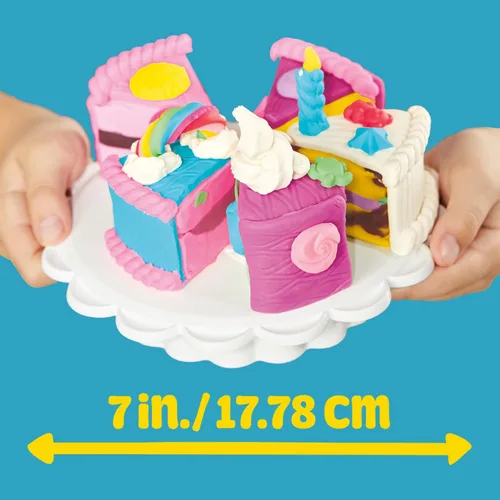 Vista 5 de Play-Doh Super Slice Cake Playset, horno de juguete con accesorios de cocina y 11 latas compuestas de modelado, artes y manualidades para niños, a