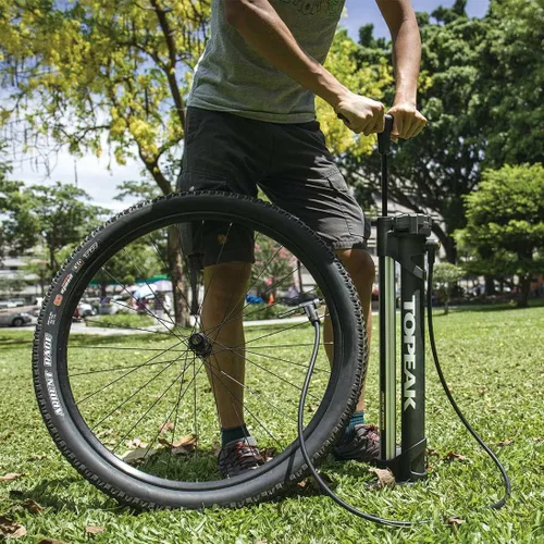 Vista 2 de Topeak JoeBlow Booster Bomba de piso para neumáticos sin cámara, compresor de aire de doble función y bomba estándar, capacidad de 160 PSI
