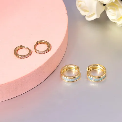 Vista 5 de CiNily Aretes Huggie de ópalo con bisagras, chapados en oro, hipoalergénicos, pequeños aretes de aro para mujeres, adolescentes, niñas, hombres