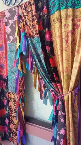 Vista 4 de EthinicCraftHub® 2 piezas de cortina de seda india Saree, tratamientos para ventanas, estilo boho, gitano, hippie, bohemia, para colgar en la pared