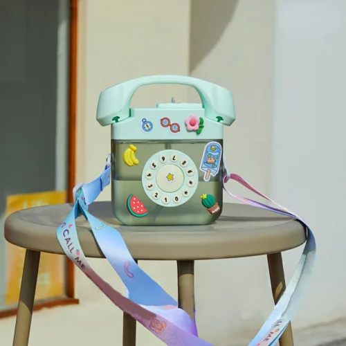 Vista 8 de Botella de agua creativa con forma de teléfono retro de 13.5 fl oz con correa ajustable para el hombro, botellas a prueba de fugas Kawaii