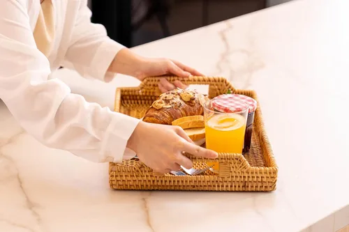 Vista 3 de YANGQIHOME Bandeja de ratán tejida a mano de 14.6 pulgadas con asas, bandeja rectangular de mimbre para mesa de café, desayuno, bebidas, frutas