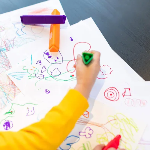 Vista 6 de Crayola Marcadores Triangulares para Niños Pequeños (8 unidades), Marcadores Lavables de Fácil Agarre para Niños Pequeños, Suministros de Arte