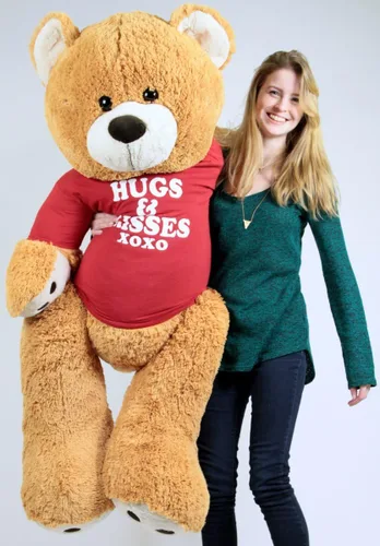 Vista 4 de Big Plush Abrazos y besos oso de peluche gigante de cinco pies de alto color marrón miel viste camiseta que dice abrazos y besos XOXO