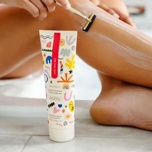 Vista 2 de Coochy crema acondicionadora para afeitar, quita los puntos en el área del bikini, ideal para piel sensible, suaviza la piel, por Pure Romance