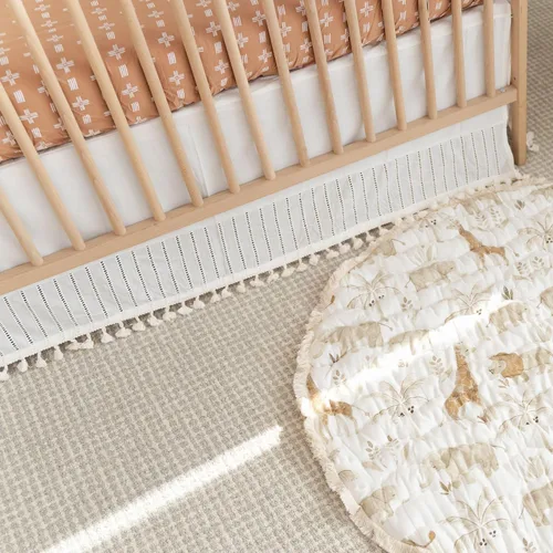 Vista 6 de Crane Baby Falda de cama envolvente para cuna, falda de cuna de algodón para niños y niñas, color blanco, 28 pulgadas de ancho x 52 pulgadas de alto