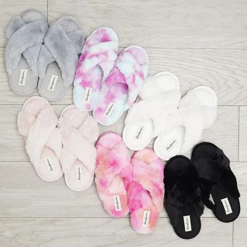 Vista 2 de Dearfoams Jessica - Pantuflas de piel sintética con banda cruzada para mujer