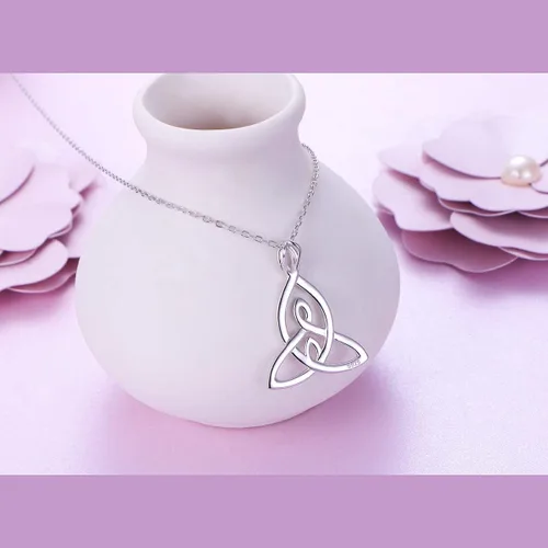 Vista 4 de FLYOW Collar de plata de ley 925 con nudo celta para mujer, regalo de cumpleaños para mamá