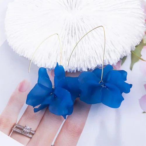 Vista 2 de Aretes largos bohemios de acrílico con pétalos de rosa para mujer, diseño bohemio, escalonados, de resina, con borlas, aretes exagerados para San