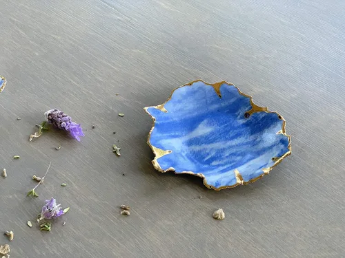 Vista 4 de Plato de cerámica mármol azul blanco y oro, platos de joyería hechos a mano, regalo único para ella o él - Foto de stock, por favor lea