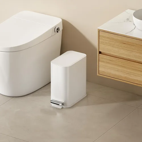 Vista 2 de TIPGO Bote de basura pequeño para baño con tapa, cierre suave, 1.3 galones Blanco