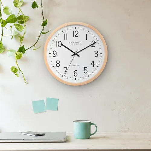Vista 5 de La Crosse Technology 404-53707-INT Reloj de pared analógico atómico de madera de haya de 12.8 pulgadas